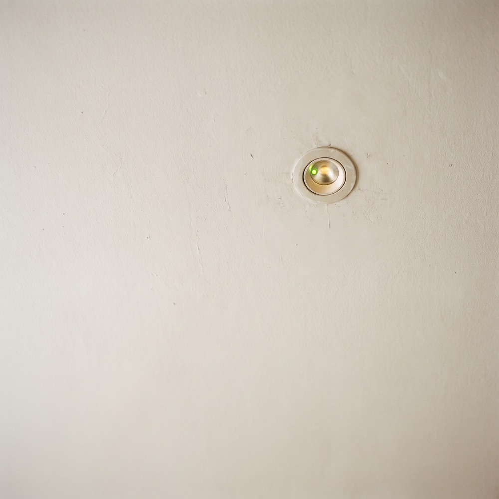 Recessed emergency-lighting head with its status indicator lit